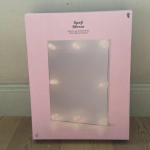 Sminkspegel med belysning  - Säljer min spegel då den aldrig har kommit till användning, har prövat att sätta på den en gång och den funkar bra. Pris kan diskuteras. Original pris 260kr.