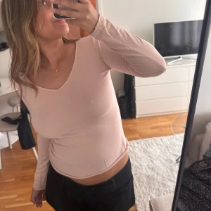 Ljusrosa långärmad topp - Säljer en ljusrosa långärmad topp med rund halsringning. Toppen är köpt second hand, storlek , passar på xs och s