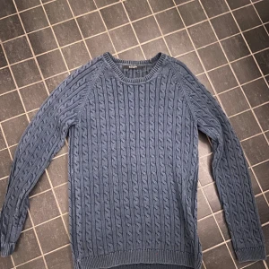 Stickad tröja från Tiger of Sweden - Säljer en kabelstickad tröja från Tiger of Sweden. Tröjan är i storlek L och i bra skick. Nypris på tröjan är över 2500 kronor. Kan prutas om du är trevlig😀