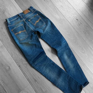 Nudie jeans Grim Tim  - Säljer ett par feta nudie jeans i den populäraste modellen grim Tim! Perfekt färg året runt. Storleken är 30/32!🙌🏻. Pris är 749kr!!! Skriv vid funderingar! ⚜️⚜️⚜️