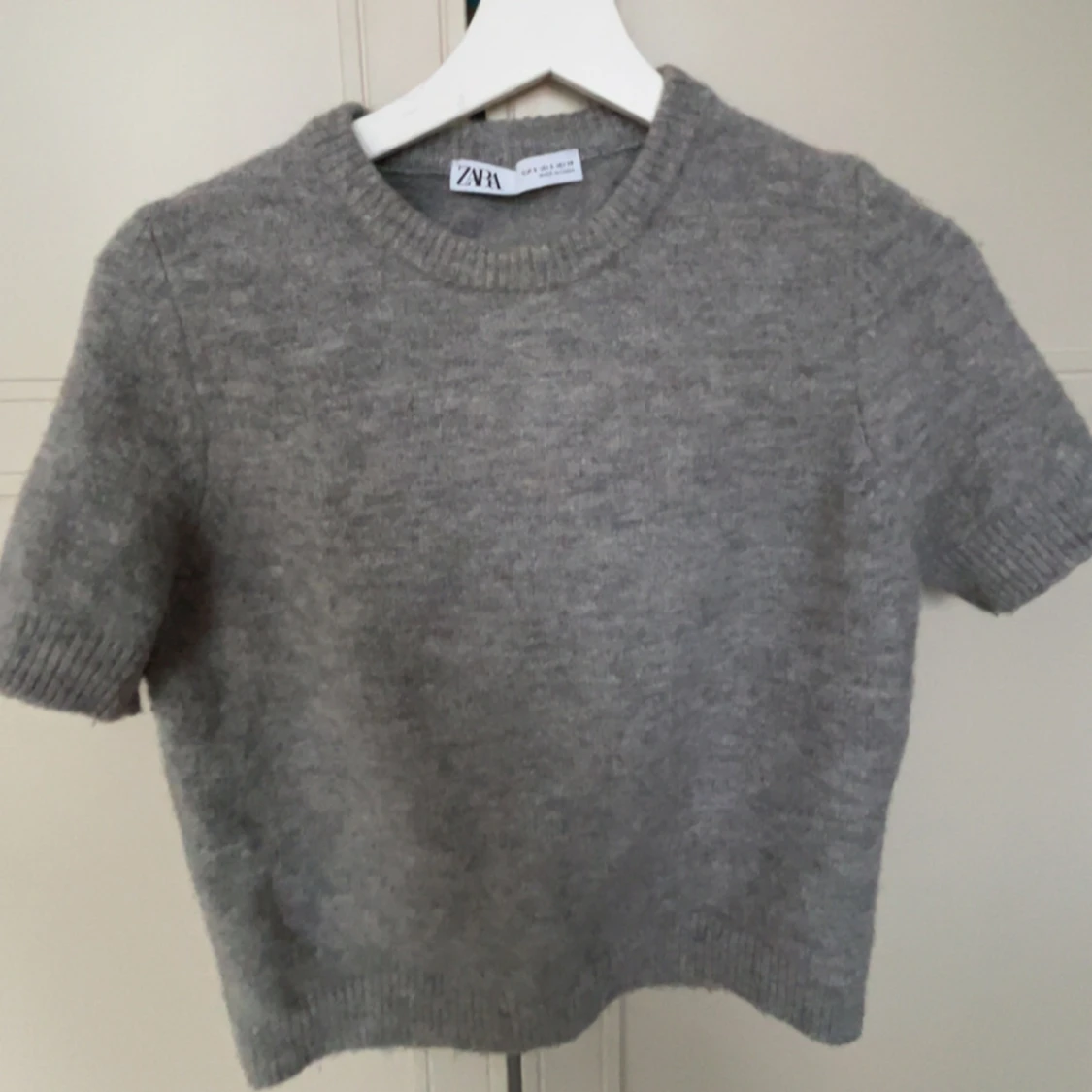 Grå stickad kortärmad tröja från Zara