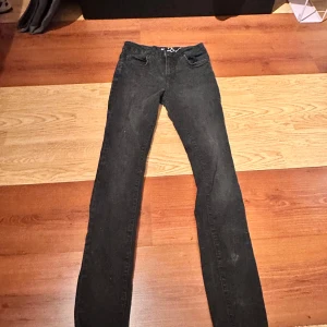 Svarta jeansbyxor från D-denim - Säljer ett par svarta jeansbyxor från D-denim, modell ADA. Byxorna har klassisk femficksdesign och raka ben. Perfekta för dig som gillar en enkel och stilren look.