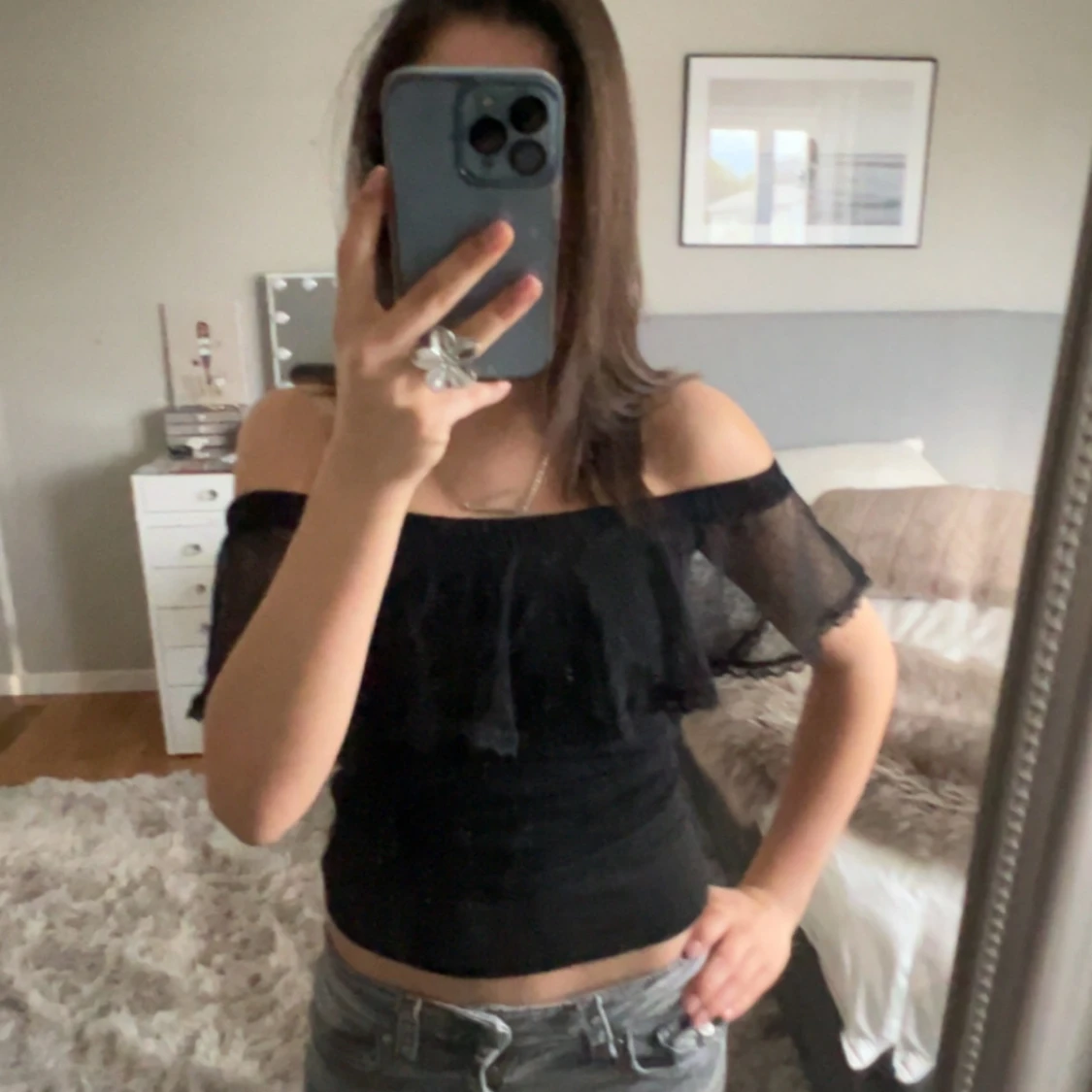 Svart offshoulder topp med volang