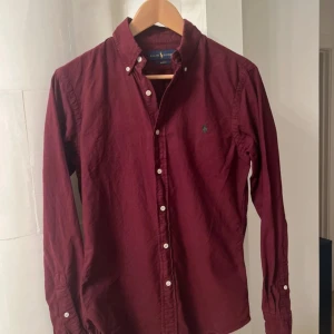 Ralph Lauren skjorta  - Säljer min sjukt snygga ralph lauren skjorta i färgen vin röd. Jättebra skick. Storlek S. Skriv vid funderingar. Pris kan diskuteras vid snabb affär🙌🙌🙌