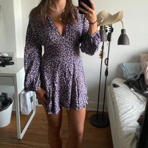 Blommig klänning - Blommig långärmad klänning från Zara. Knappt använd
