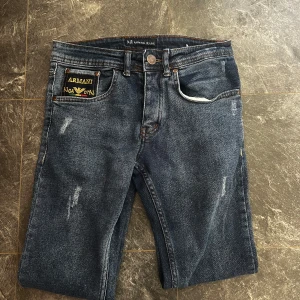 Mörkblå jeans från Armani - Snygga mörkblå jeans från Armani med slitningar. 