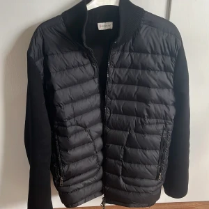 Svart cardigan från Moncler - Säljer nu min svarta Moncler cardigan i strl s-m. bra skick, Scan funkar. hör av dig vi frågor 