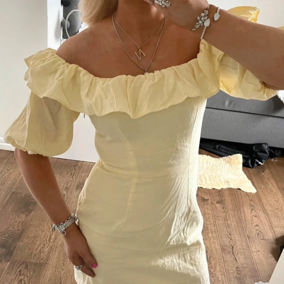 Ljusgul offshoulder klänning  - 1