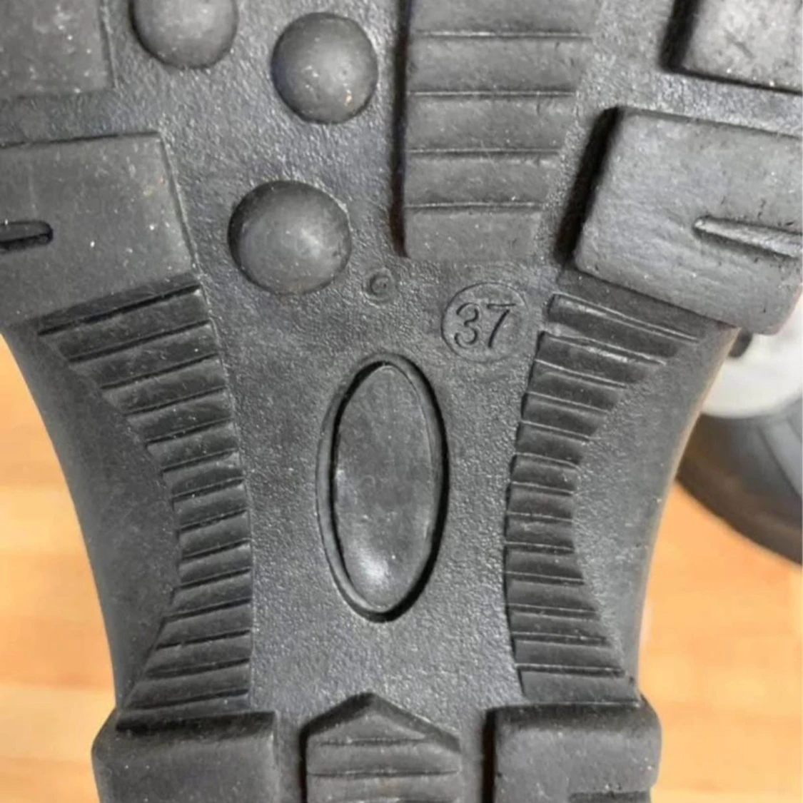 Svarta vinterkängor med grå detaljer - 2