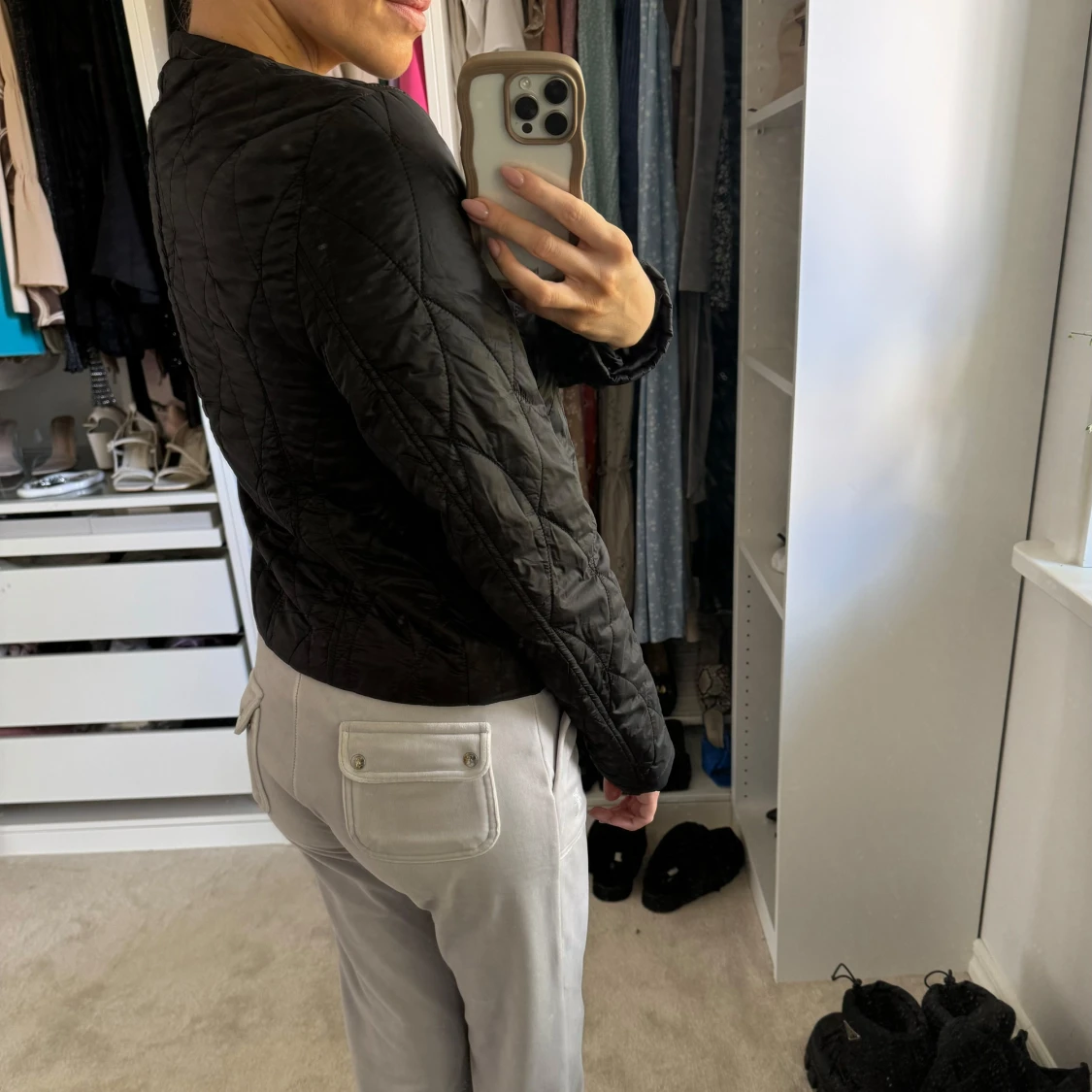 Svart quiltad jacka med dragkedja - 1