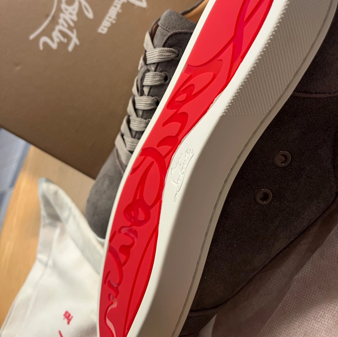 Gråa sneakers från Christian Louboutin - 1