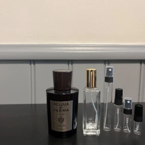 Aqcua di Parma colonia mirra  - SäljerSamples av Aqcua di Parma colonia mirra, det är en doft perfekt för den som vill dofta väldigt maskulin och annorlunda. 1ml 25/ 2ml 45/ 3ml 65/ 5ml 89/ 10ml 169/ 30ml 459kr