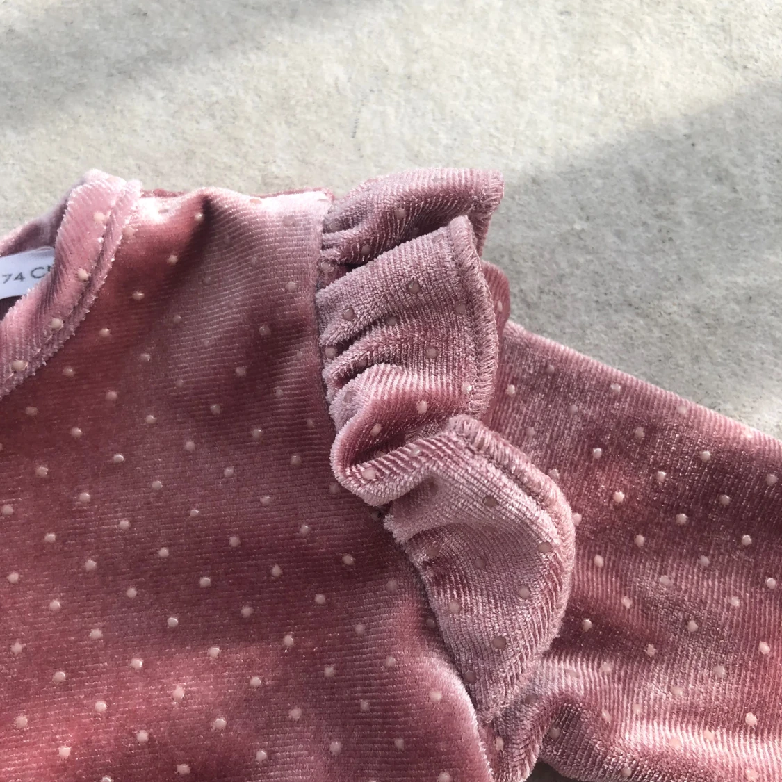 Rosa sammetsklänning med volang och prickar - 2