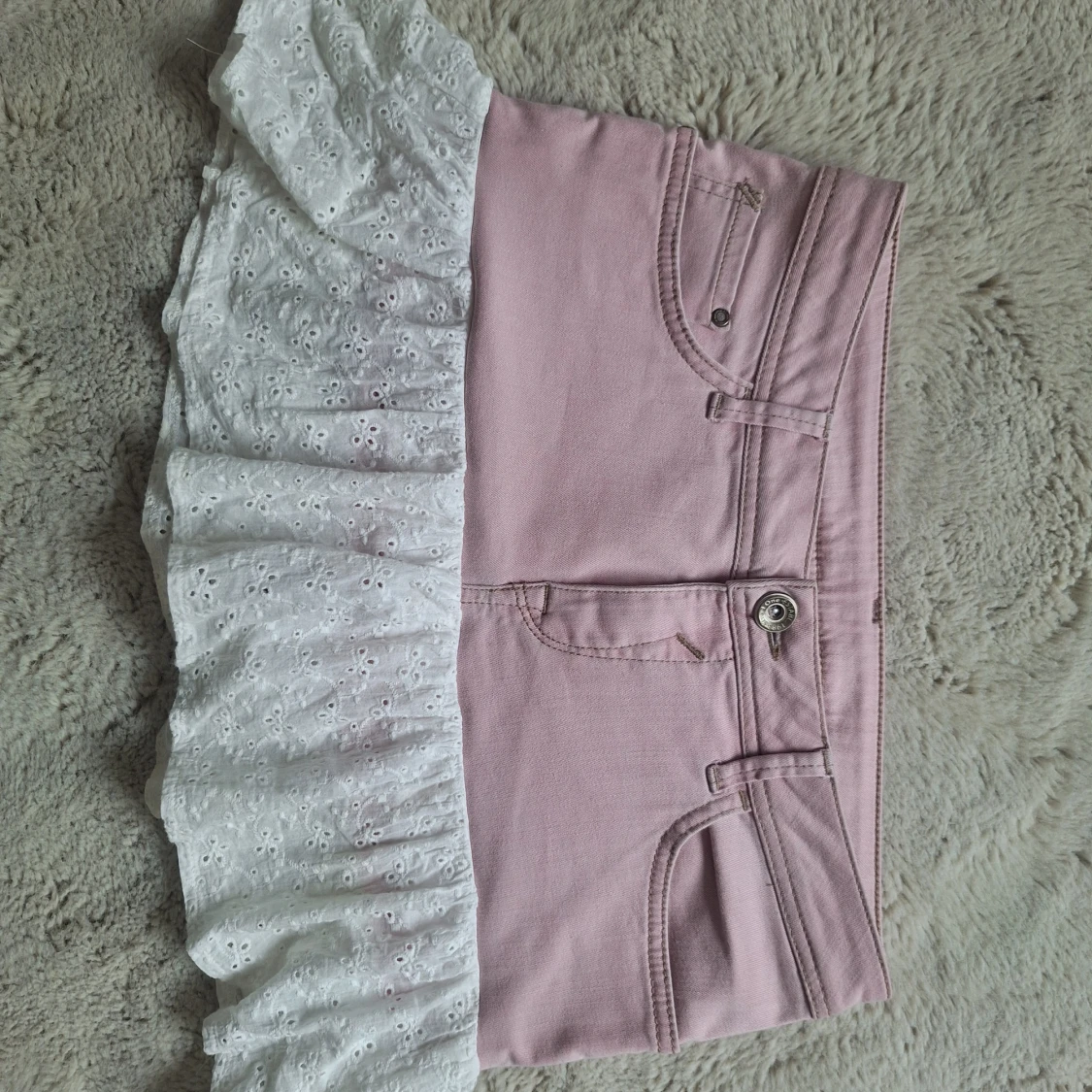 Rosa jeanskjol med vit volang - 2