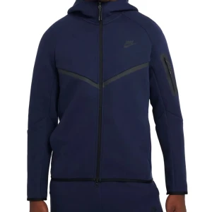 Nike Tech Men's Full-Zip - Jag har två stycken en i storlek M och en i storlek S Mörkblå zip hoodie från Nike med hel dragkedja framtill och huva. Jackan har lång ärm, diskret Nike-logga på bröstet och en ficka med dragkedja på ena ärmen. Perfekt för träning eller vardag. Jättebra skick och nypris är 1500. Jag kan diskutera mitt pris vid snabba affär.🥰