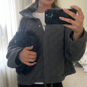 Grå jacka - Supersnygg grå jacka från Zara , perfekt nu när det är vår och sommar☀️💕 nästan oanvänd, skriv om du har frågor eller funderingar✨💗💗