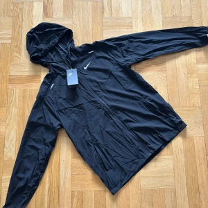 Nike träningsjacka - Snygg ny model Nike träningsjacka med reflexer bak och fram, storlek L, fler bilder eller frågor tveka inte skicka ett DM