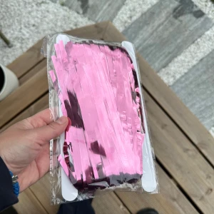 Party draperi girlang  - Gör festens entré extra inbjudande med detta häftiga draperi! Med det här draperiet kan du enkelt få till en häftig fest eller kalas dekoration på nolltid. Ett riktigt läckert draperi som även kan bli en snygg väggdekoration. Cirka 1 m bred och 2m lång. Party girlang innehåller ett skimrande draperi med långa fransar.