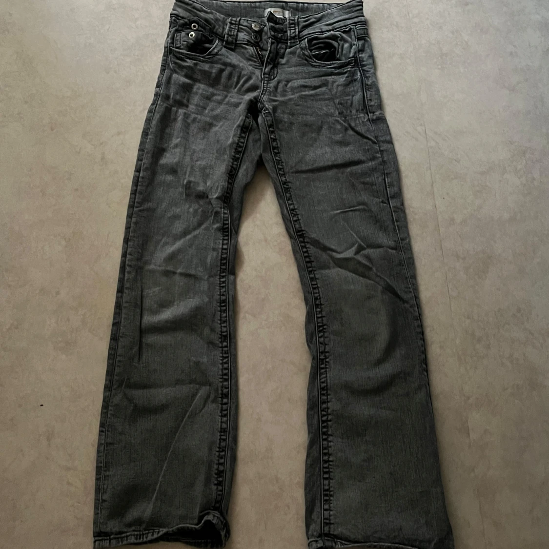 Grå jeansbyxor från Gina Tricot