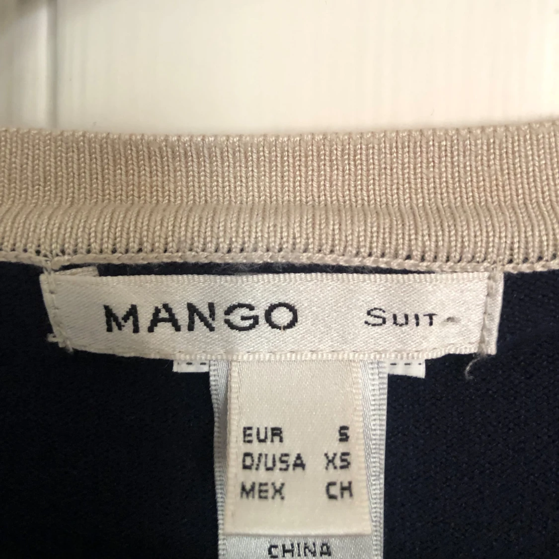 Mörkblå kofta med beige detaljer från Mango - 3