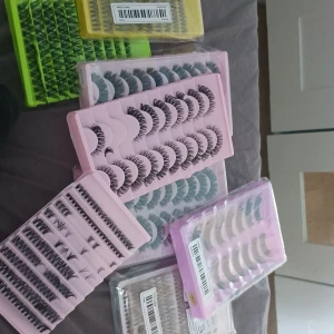 Flera förpackningar lösögonfransar i olika stilar ( kommer i en låda (ja bruka ha fransarna där för den är snygg ) både svarta o bruna fransar  - Säljer flera askar med lösögonfransar och franskluster i olika längder och former. Finns både hela fransrader och individuella fransar, perfekta för att skapa olika looks. Förpackningarna är i plast och kommer i färger som rosa, gul och grön.