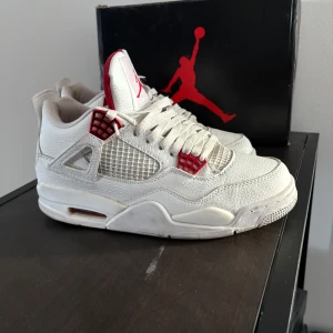 Jordan 4 red metallic - Säljer ett par Jordan 4 skor pågrund av att dom inte kommer någon användning hur fräscha som helst 