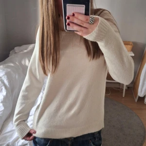 Vit stickad tröja från ONLY - Säljer en gräddvit stickad tröja från ONLY. Bra skick blivit använd en del. Inga direkta defekter utan lite små nopprig. Säljer då den inte kommer till användning. 💞