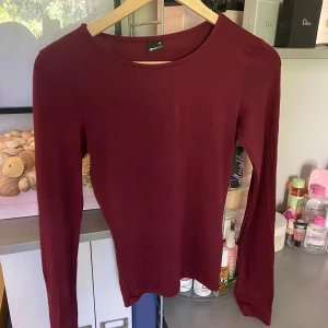 Vinröd långärmad tröja  - Säljer en vinröd långärmad tröja. Tröjan har en tajt passform❤️