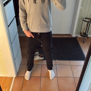 Hugo boss Jeans - Säljer ett par svarta Hugo Boss jeans som nästan aldrig använts, ny pris är 1800 säljer nu dom för  649 men pris kan diskuteras. Tveka inte att fråga om ni undrar något!