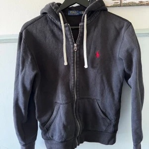 Svart hoodie från Polo Ralph Lauren - Klassisk svart hoodie från Polo Ralph Lauren med dragkedja. 