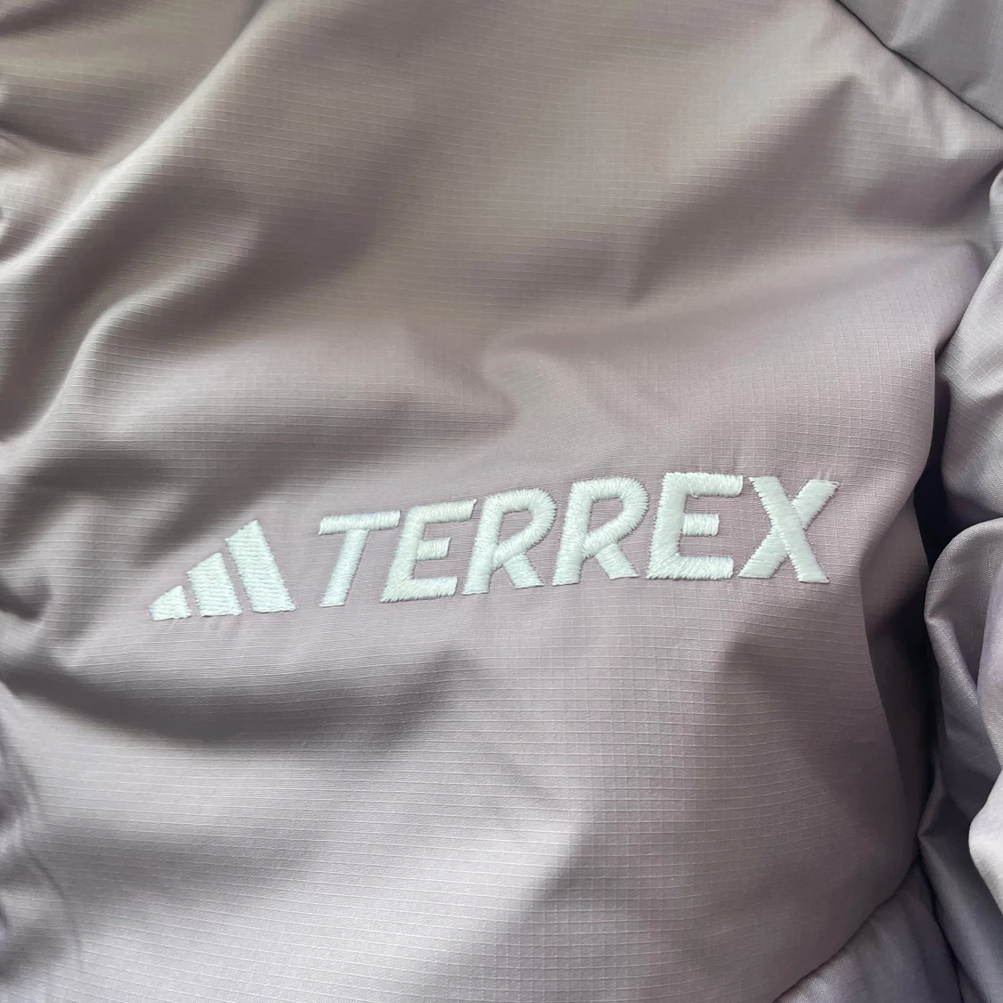 Ljuslila pufferjacka från Adidas Terrex - 2