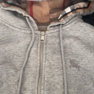 Grå hoodie från Burberry med dragkedja - Säljer en klassisk grå hoodie från Burberry i strlk m sitter som s pris kan diskuteras 