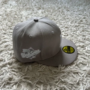 NEW ERA KEPS LA~ Grå - 7 1/8, helt ny aldrig använd, lapparna på kepsen är kvar, perfekt för sommaren, hör av er vid minsta intresse!