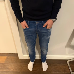 G-Star jeans - Säljer nu en av mina favorit jeans pågrund av att de blev för små. Modellen på jeansen är G-Star 3301 med nypris på 1399kr. Jeansen är 29W och 32L . Modellen på bilden är 187cm och väger 81kg. Pris kan solklart diskuteras‼️Vid frågor eller funderingar är det bara att skriva🚚