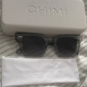 Chimi 04 grey  - Tja, säljer nu mina chimis pga att dom inte riktigt är min still längre. Dom är knabbt använda och är i mycket bra skick. Dom är gråa och passar bra på nästan alla skulle jag säga. Hör av er om ni har fler frågor. #chimi 