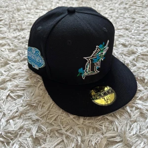 NEW ERA KEPS~ Limited edition  - 7 1/8, helt ny aldrig använd, lapparna på kepsen är kvar, perfekt för sommaren, hör av er vid minsta intresse!