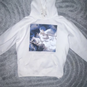 Vit hoodie med konstmotiv och tryck - Vit revenge hoodie i nästan helt ny skick. Perfekt för dig som gillar unika plagg med konstnärlig touch. Priset går att diskutera vid snabbaffär