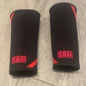 SBD kneesleeves - Ett par SBD kneesleeves för träning i storlek SMALL. Väldigt bra för att undvika skador.