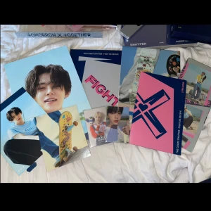 TXT The Chaos Chapter: Fight or Escape album med fotokort - Säljer TXT:s album 'The Chaos Chapter: Fight or Escape' inklusive fotokort, posters och albumomslag. Färgglada bilder med medlemmarna, skateboardmotiv och olika konceptbilder. Perfekt för samlare av K-pop och TXT-merch. (‼️Orginal pris 350‼️) 