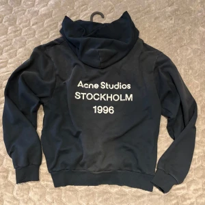 Acne Studios Hoodie - Säljer en riktigt fet svart hoodie från Acne Studios med sliten look och tryck på ryggen. Nypris ca 6000kr. Storlek M. Hör av er vid eventuella frågor eller funderingar! Pris ej hugget i sten👊👊