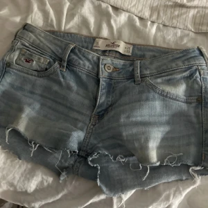 Lågmidjade jeansshorts  - Säljer ett par ljusblå jeansshorts från Hollister då dom ej kommer till användning. 🩷W26