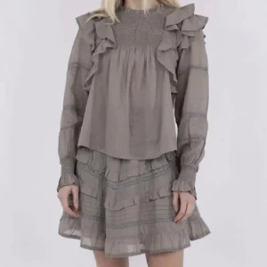 Neo Noir set - Blus o kjol från neo noir strl M men passar även s. Använt endast en gång. Nypris på blusen är 749 och kjolen 599