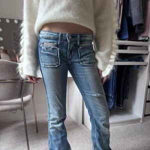 Jeans  - Tjejen på bilden är 162 och bär vanligtvis 32/34💞💞