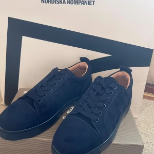Mörkblå Christian Louboutin - Säljer nu mina mörkblåa Christian Louboutin som är storlek 42. Man får med lådan och resten av sakerna i lådan!