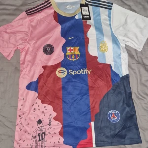 Lionel Messi Klubbar Special Nike Fotbollströja  - Helt oanvänd! Bra kvalitet! Normal i storleken Köp fler produkter för billigare totalpris! Skriv vid intresse!