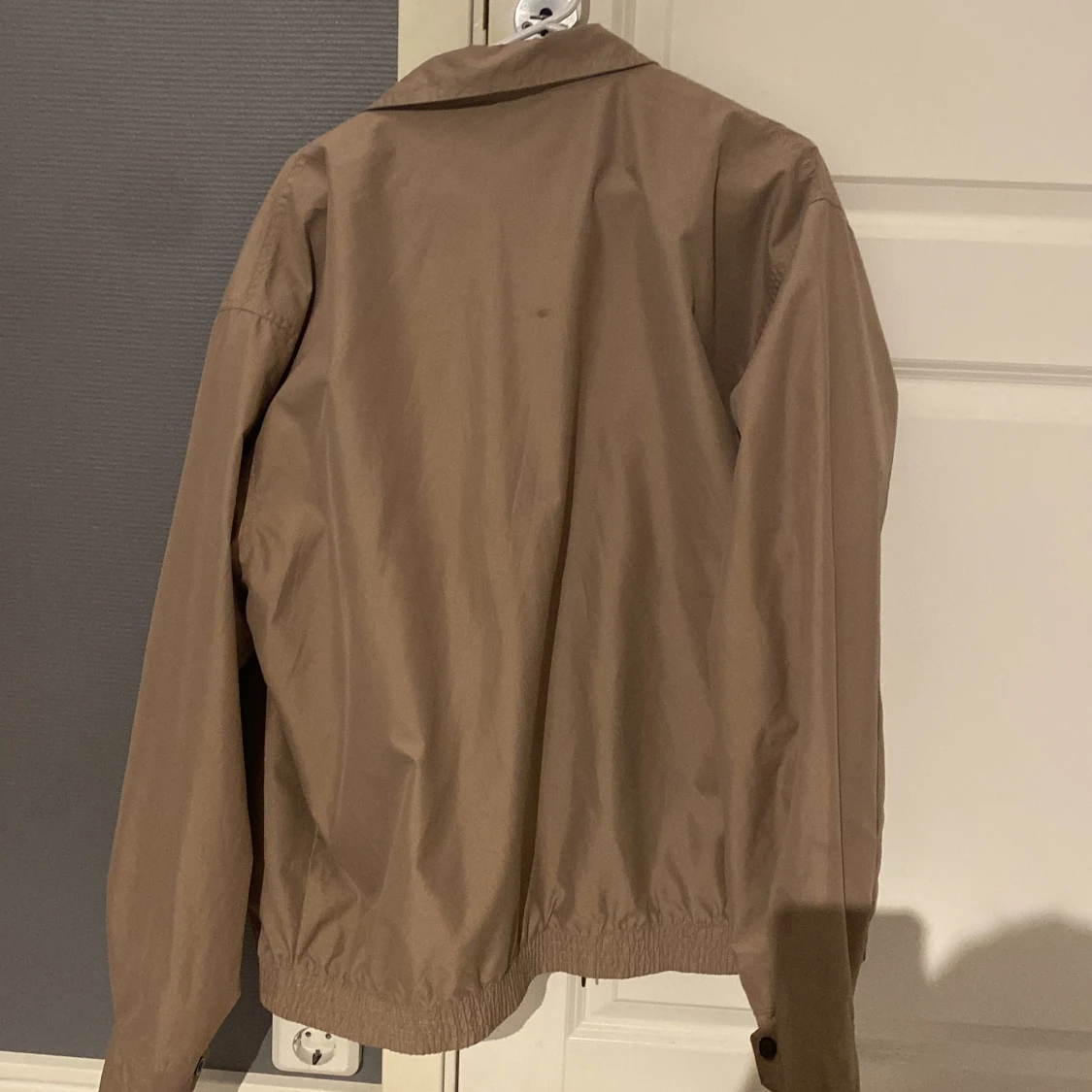 Beige vindjacka från Chaps - 1