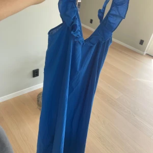 Sommarklänning - Blå strand/ sommar klänning från hm, endast testad och hängt i garderoben!