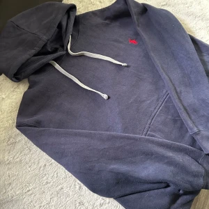 Ralp lauren hoodie - Tja! Säljer denna riktigt feta ralp lauren hoodie som är i super bra skicka verkligen och passar bra till allt! Pris 799kr kan gå ner i pris vid snabb affär! Hör av er om ni skulle ha några funderingar! MVH Dennis😀🙌