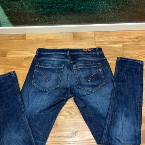 Dondup George - Säljer ett par tvär feta mörkblå jeans från Dondup med en sjuk fade och orangea sömmar. Modell George skinny fit men sitter mer som Slim fit. Perfekta för dig som gillar stilrena och tidlösa jeans. Köptes på NK. Nypris 4000, mitt pris endast 1699🙌