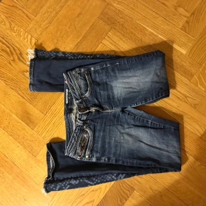 Blå low rise bootcut jeans med snake details  -  Supersnygga!!!